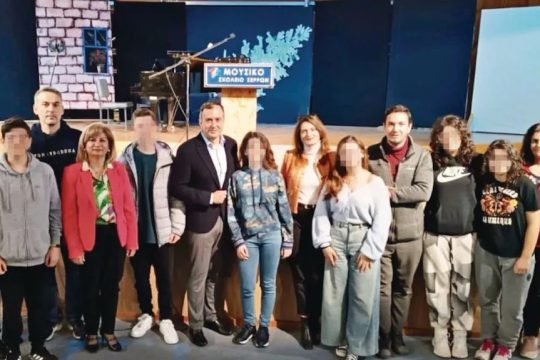 Ο βουλευτής της Ν.Δ. Τάσος Χατζηβασιλείου ανάμεσα σε μαθητές - ψηφοφόρους τού Μουσικού Σχολείου Σερρών